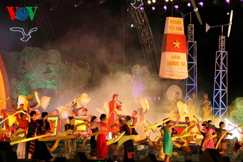 Vietnamese people look towards the fatherland’s sacred sea and islands  - ảnh 2